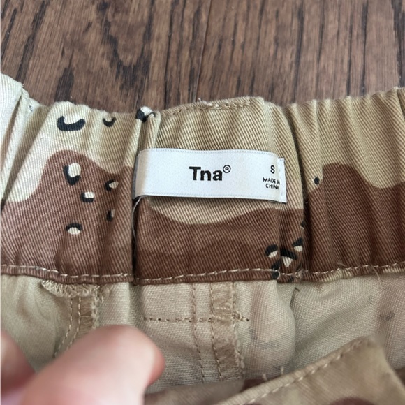 Aritzia TNA desert camo Cargo Pants - Picture 3 of 3